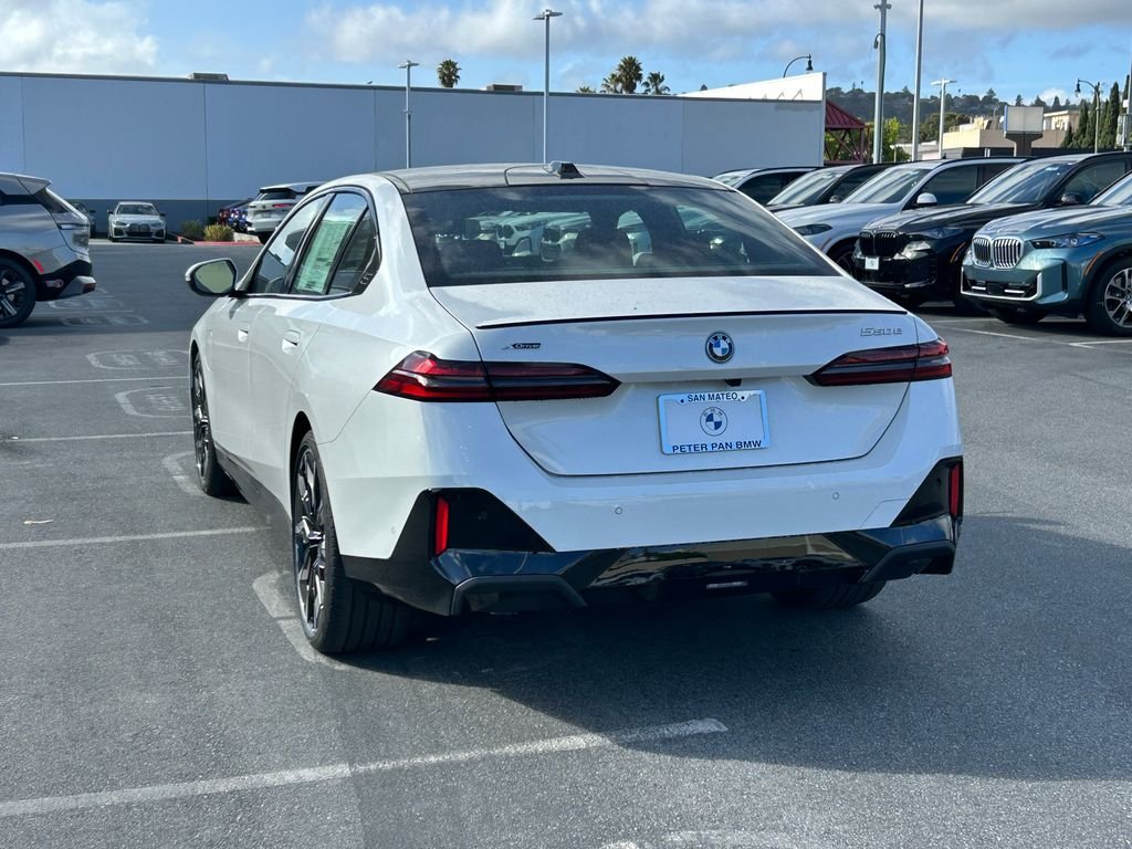 New 2027 Mineral White Metallic BMW 550e xDrive image 3