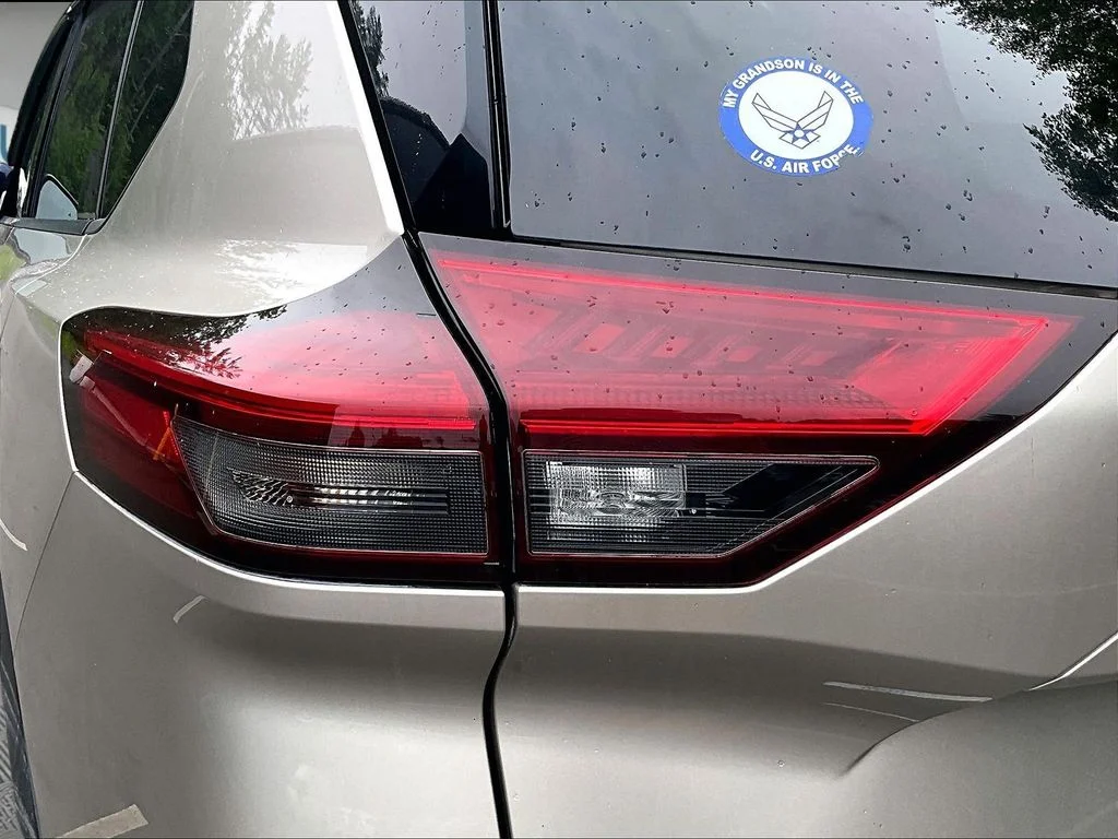Used 2022 Gold Nissan Platinum image 27