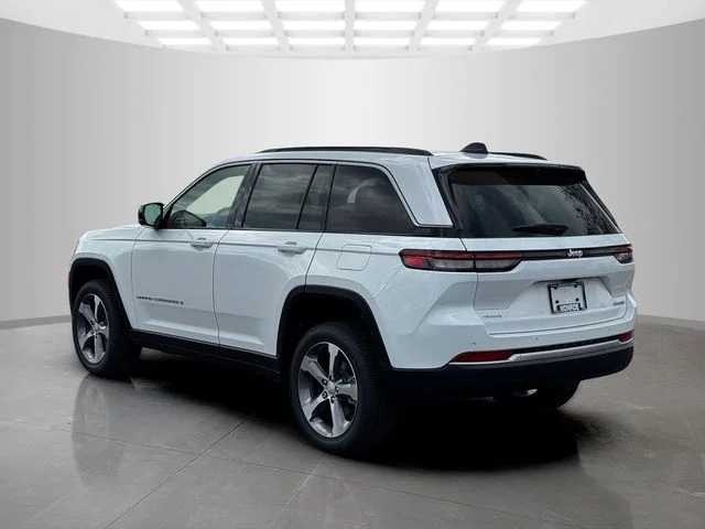 New 2026 Bright White Clear-Coat Exterior Paint Jeep Limited image 5