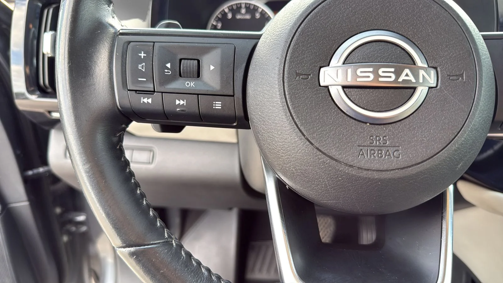 Used 2024 Gray Nissan SV image 16