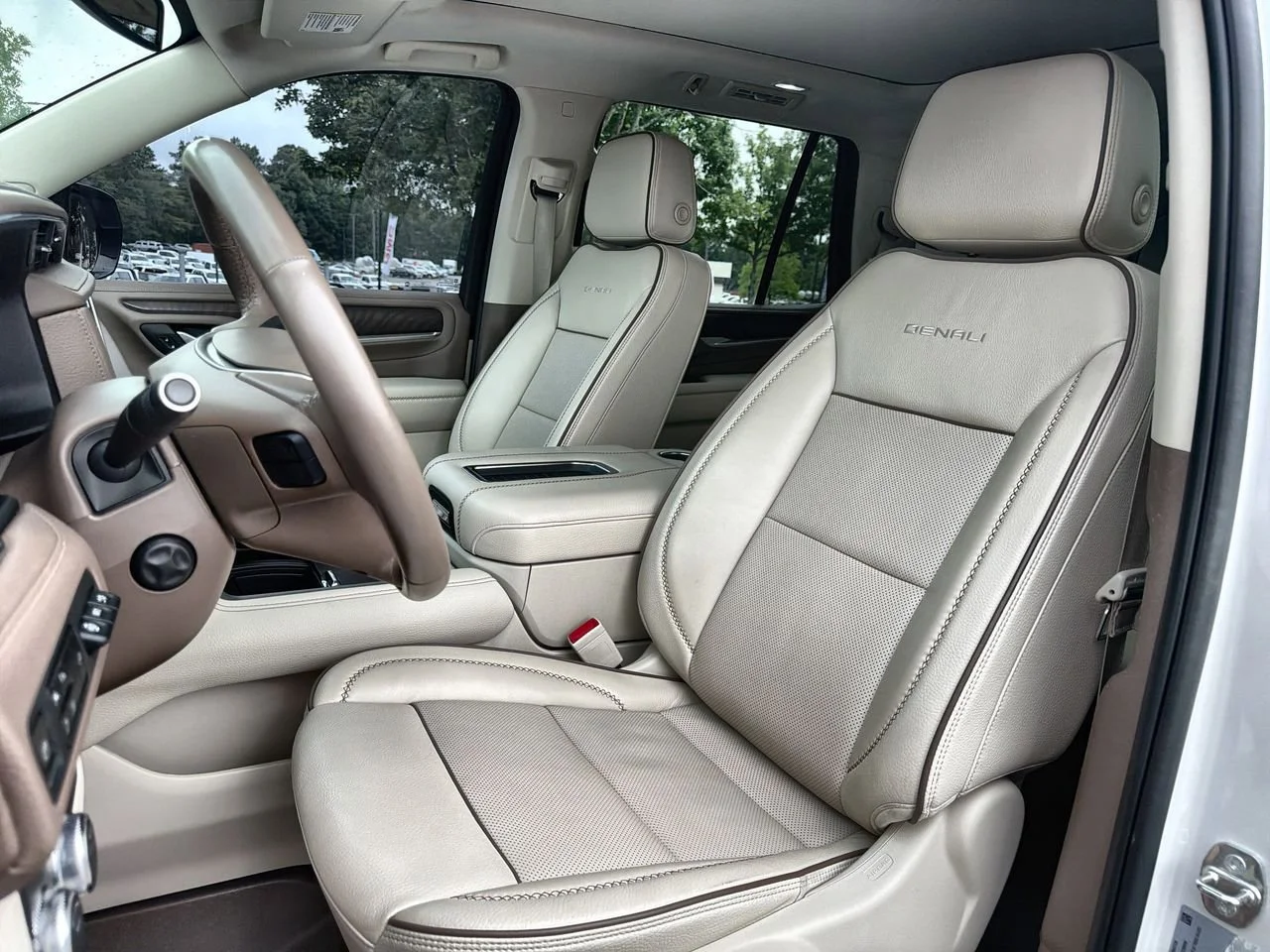 Used 2022 White Frost Tricoat GMC Denali image 16