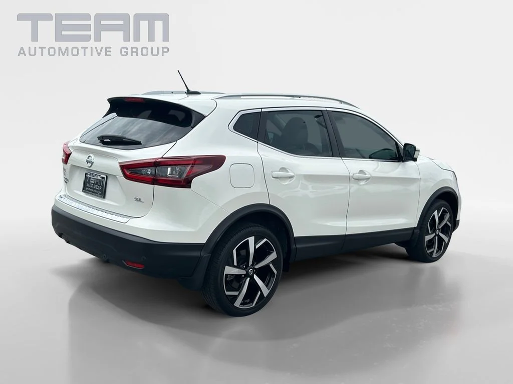 Used 2022 White Nissan SL image 7