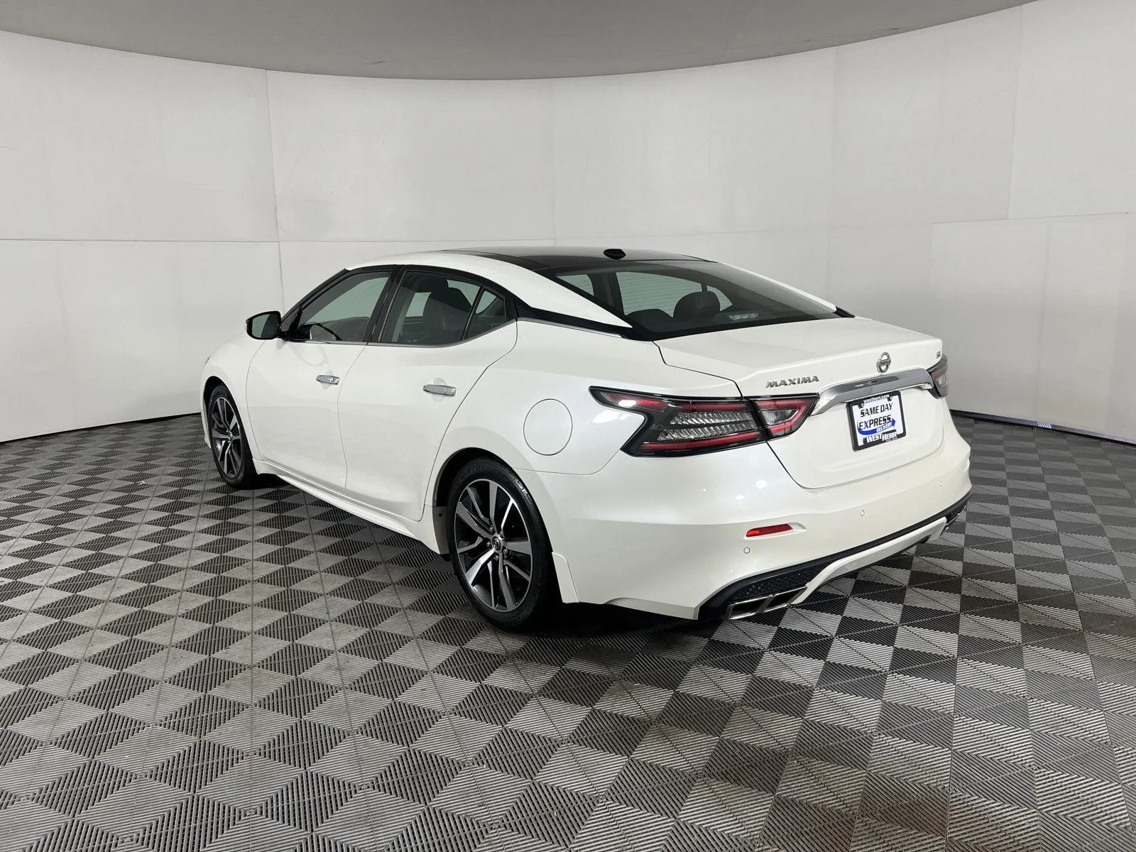 Used 2020 Pearl White Tricoat Nissan SL image 7