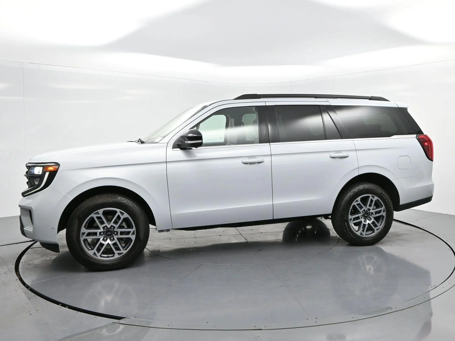 Used 2025 Space Silver Metallic Ford Active image 4