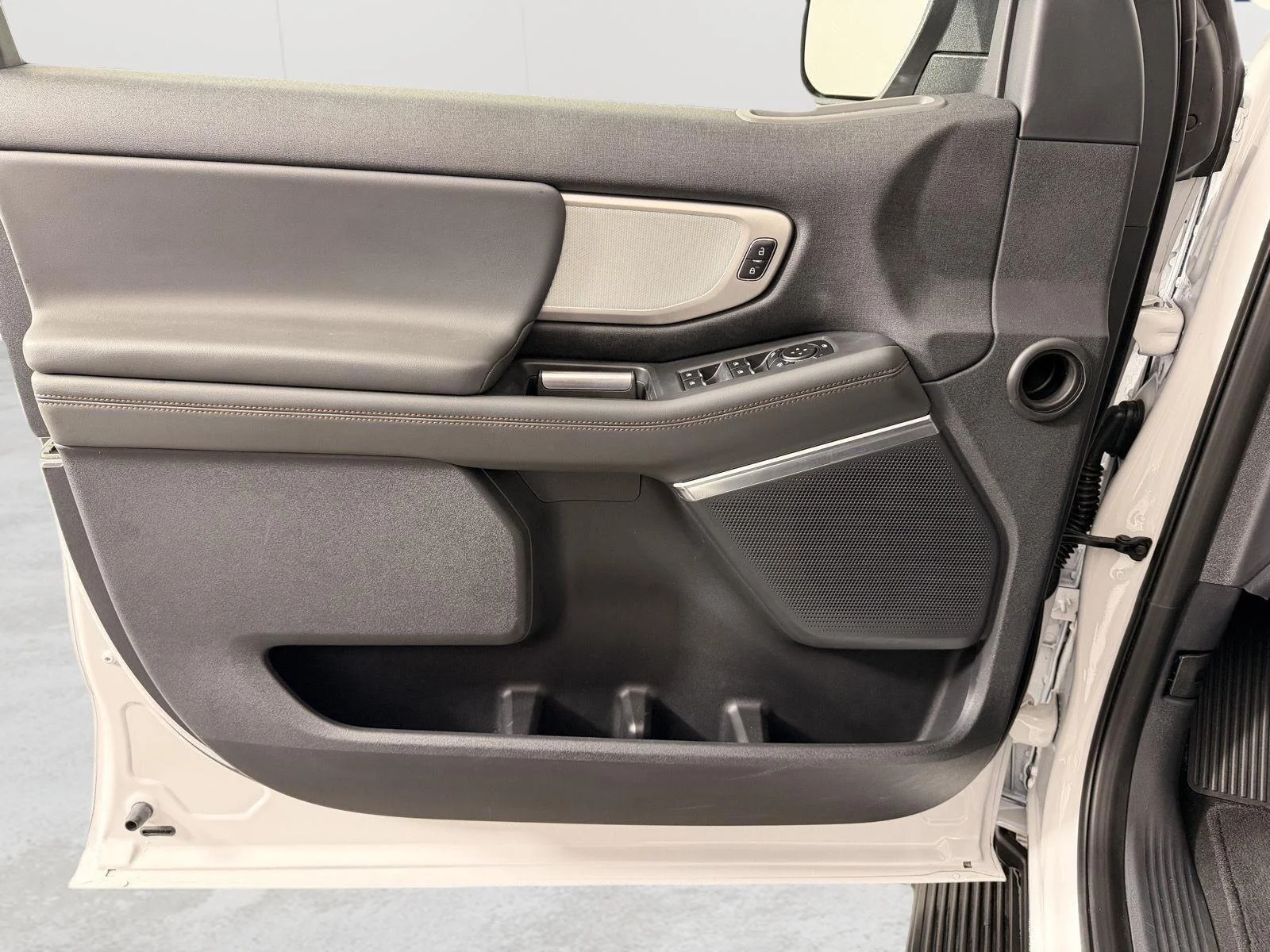 Used 2025 Oxford White Ford Active image 14