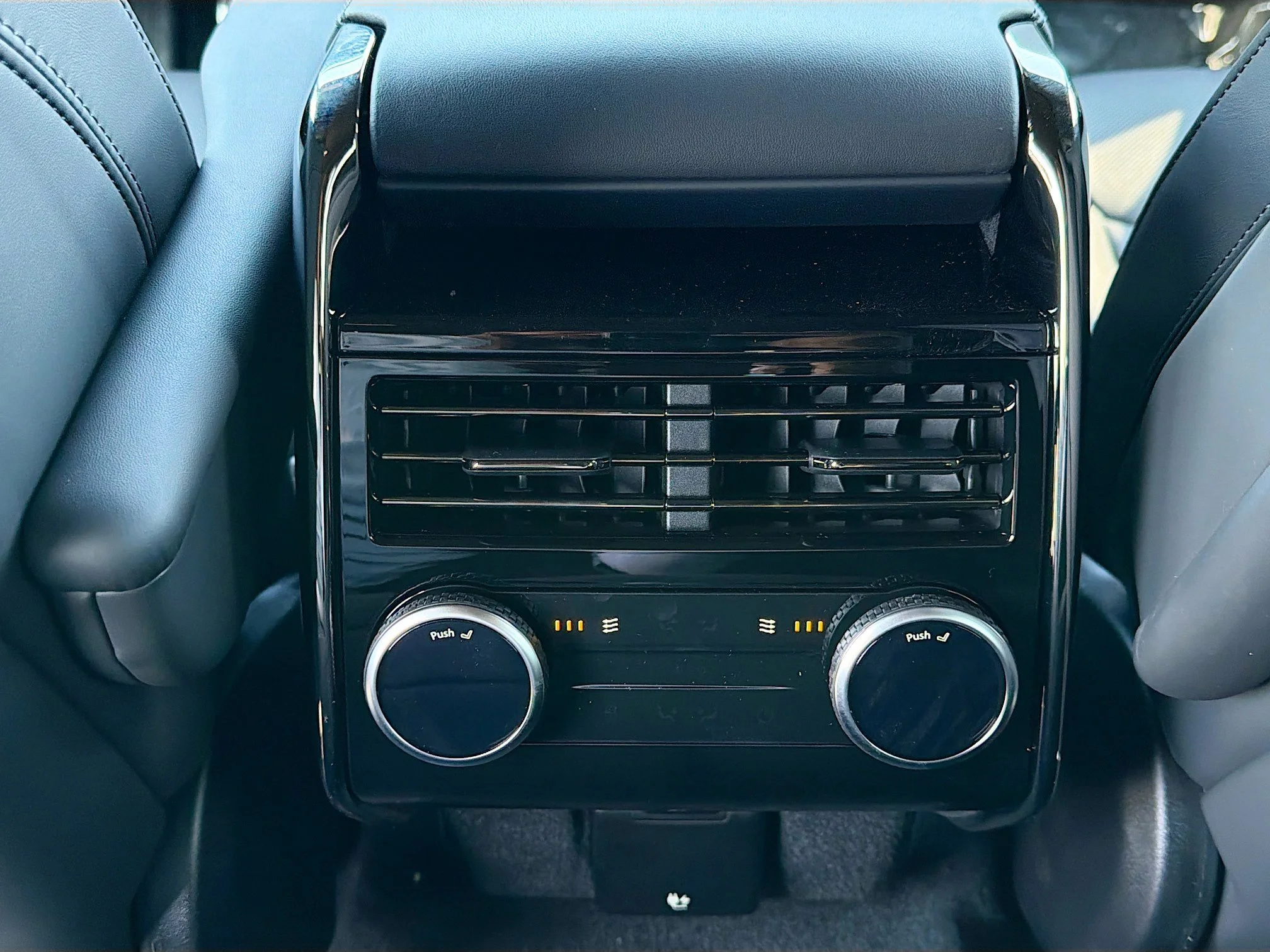 New 2026 Santorini Black Metallic Land Rover Dynamic SE image 20