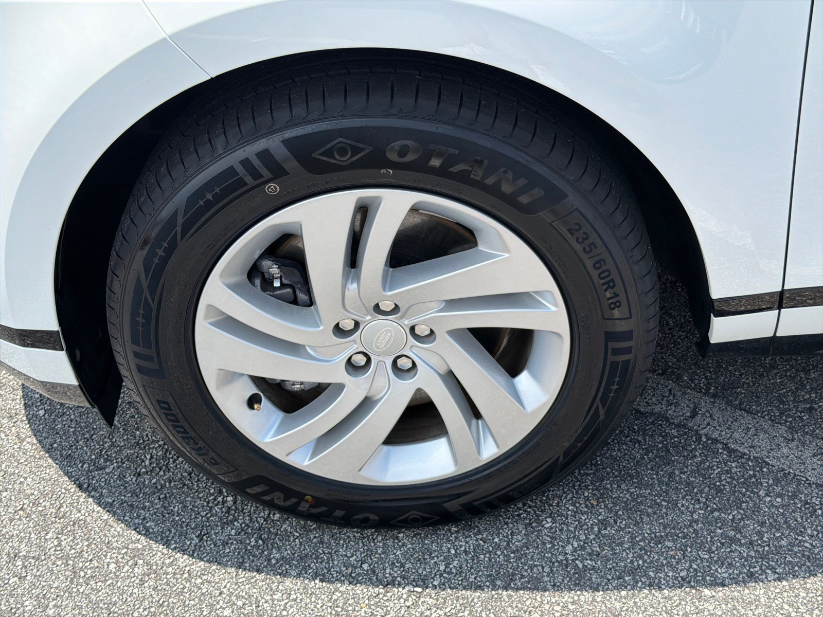 Used 2023 Fuji White Land Rover R-Dynamic S image 11
