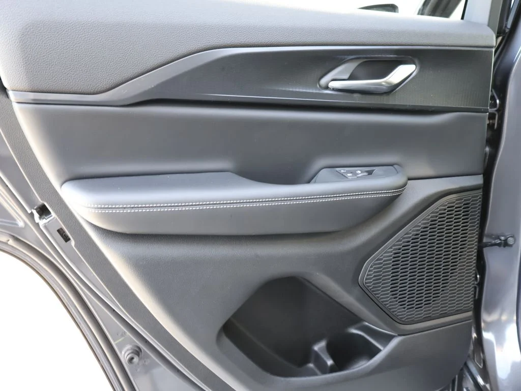 New 2026 Baltic Gray Metallic Clear-Coat Exterior Paint Jeep Laredo X image 17