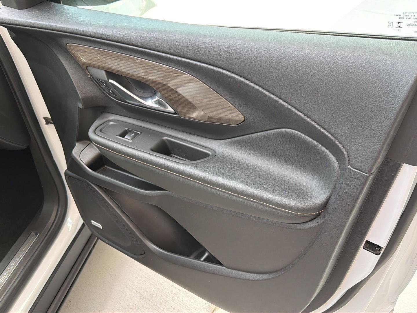 Used 2024 White Frost Tricoat GMC Denali image 15