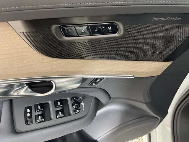 2025 Volvo XC90 Plus - Photo 14