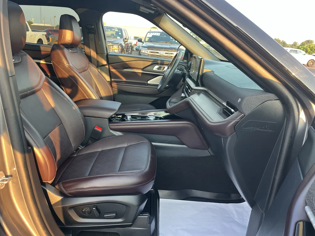 Used 2025 Carbonized Gray Metallic Ford Platinum image 15