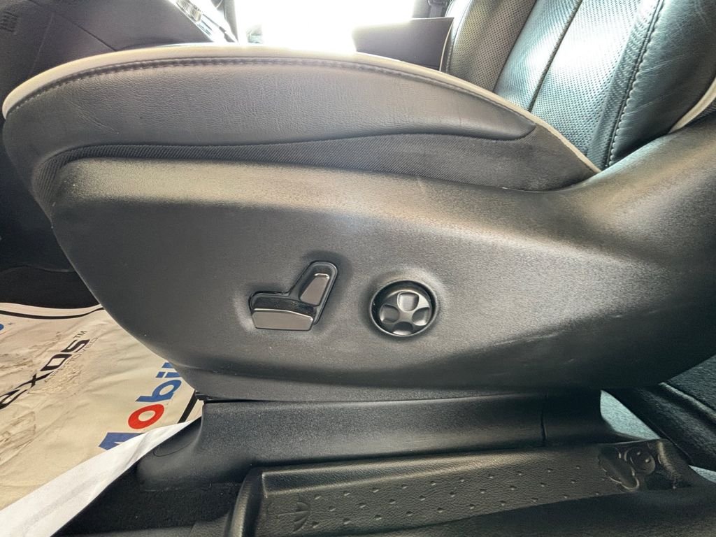Used 2025 White Chrysler Limited image 30