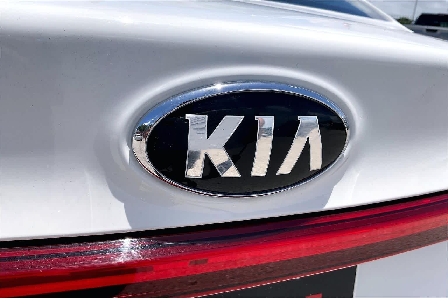 Used 2021 Clear White Kia LXS image 30