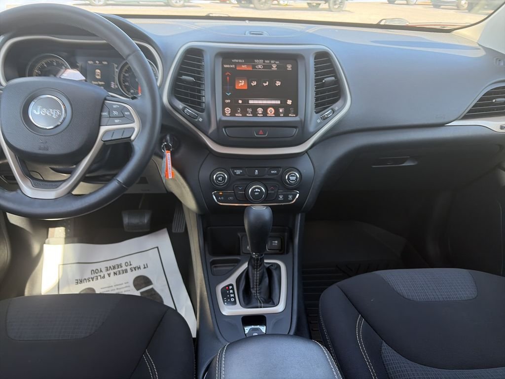 Used 2016 Bright White Clearcoat Jeep Latitude image 16
