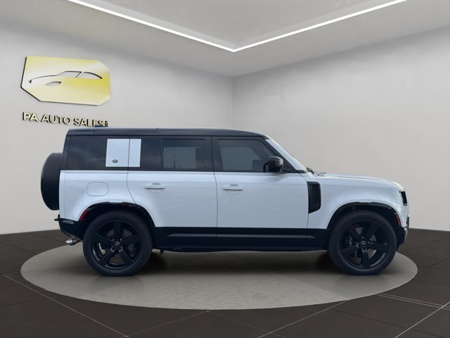 Used 2023 White Land Rover V8 image 8