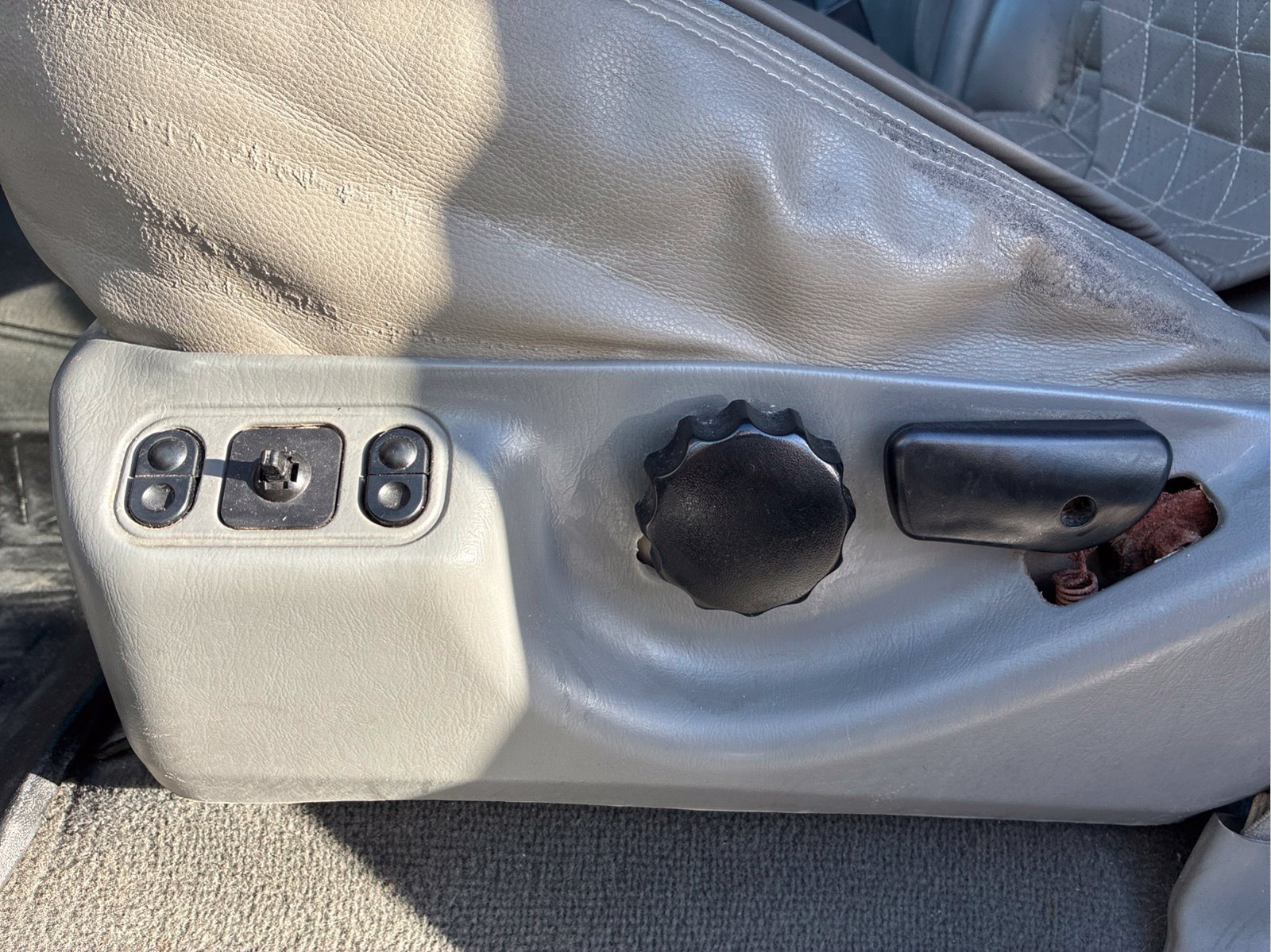 Used 2005 White Ford Lariat image 30