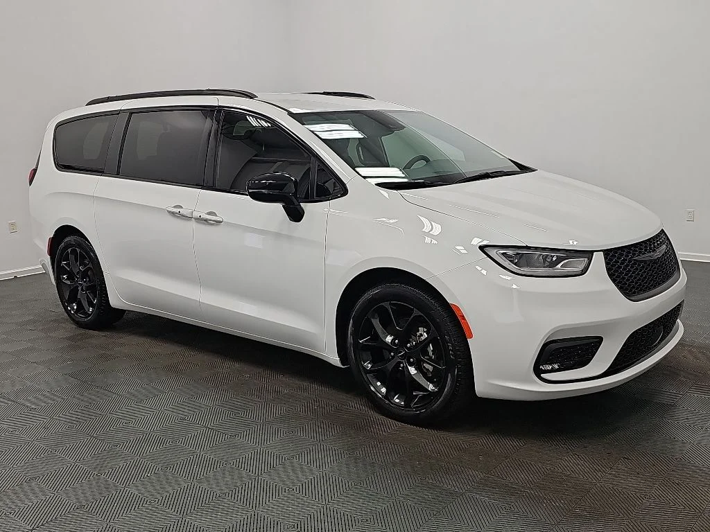 2024 Chrysler Pacifica Touring L's photo