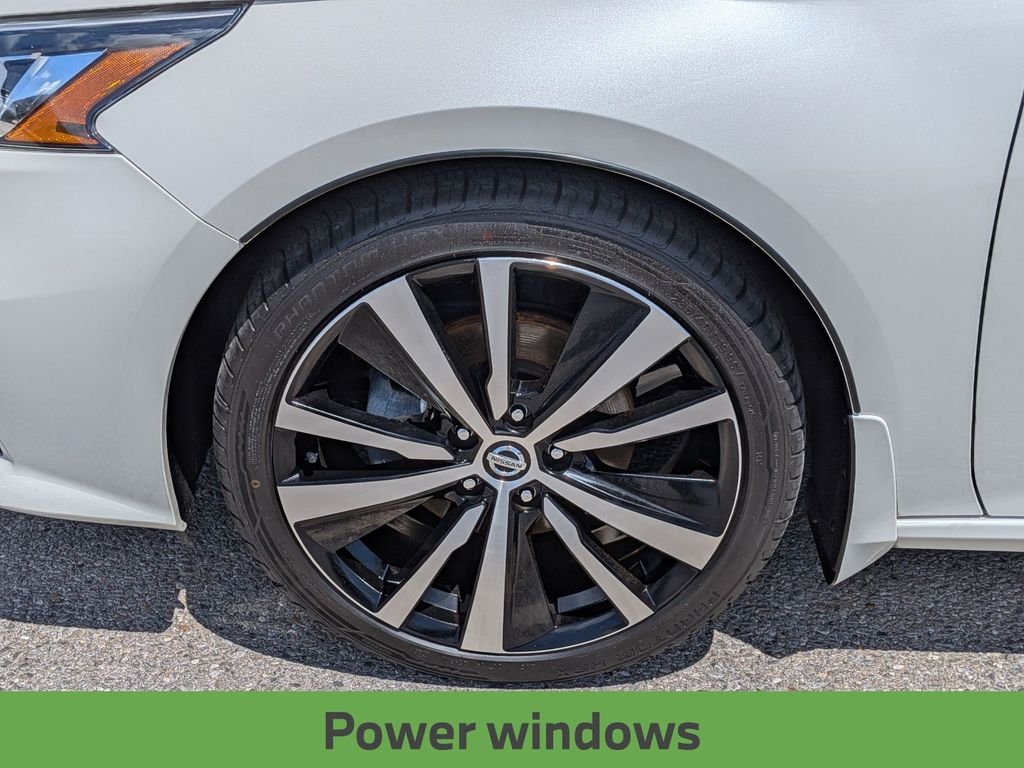 Used 2019 White Nissan 2.5 SR image 12