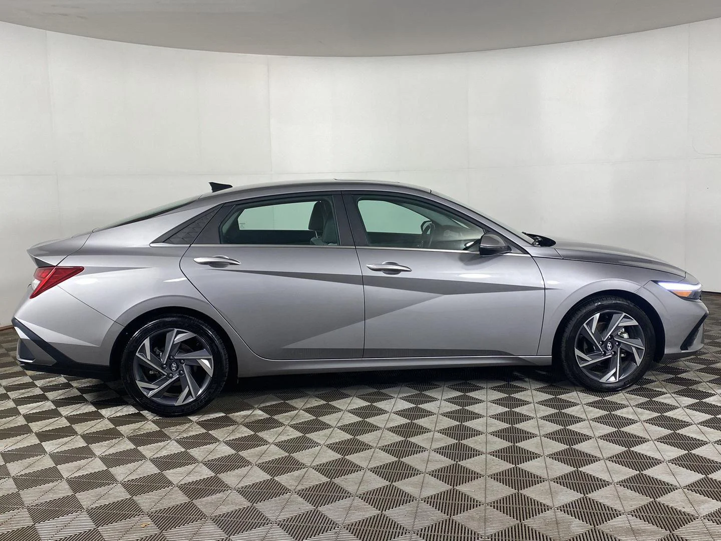 Used 2024 Fluid Metal Hyundai Limited image 4