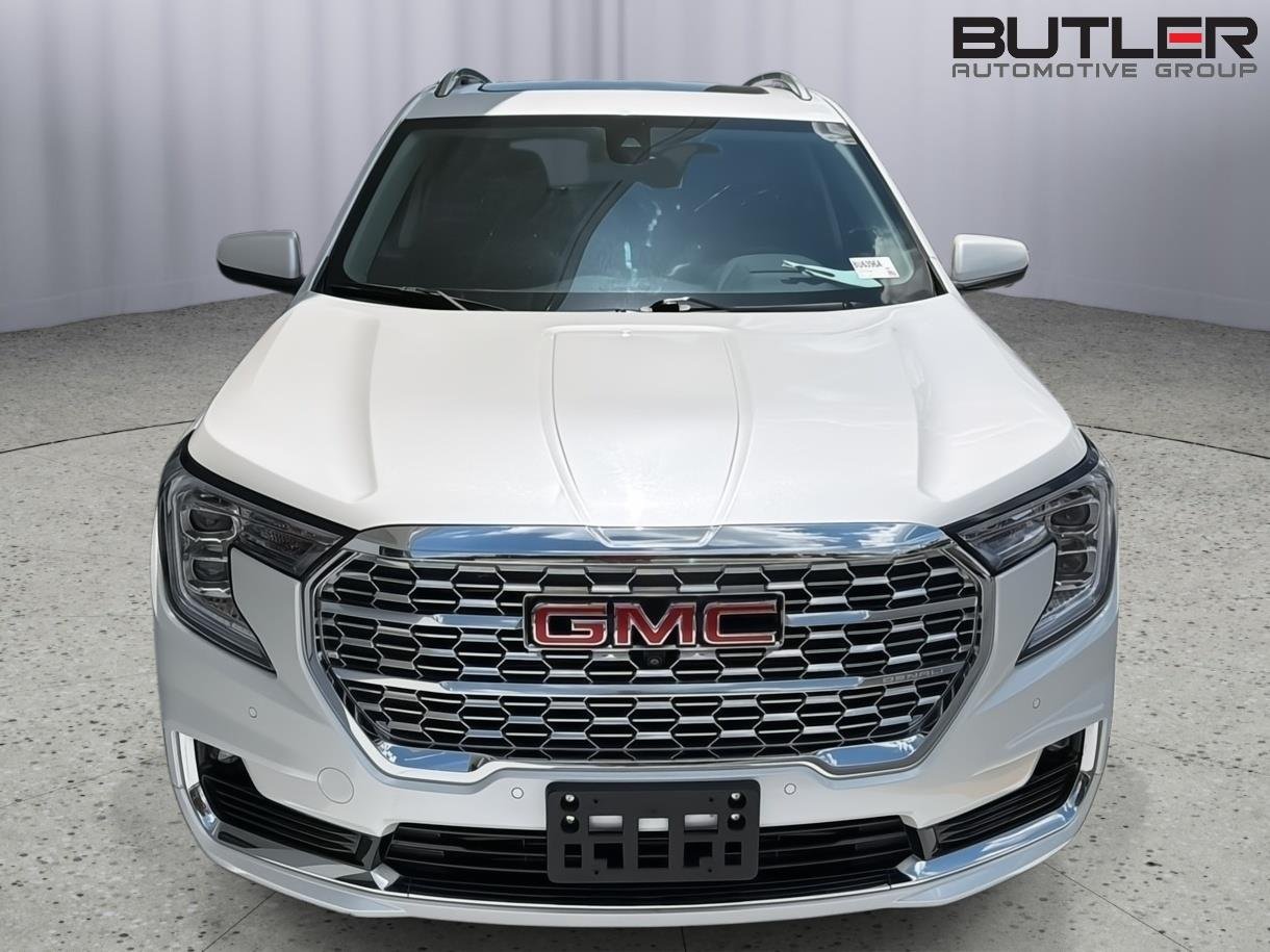 Used 2024 White Frost Tricoat GMC Denali image 9
