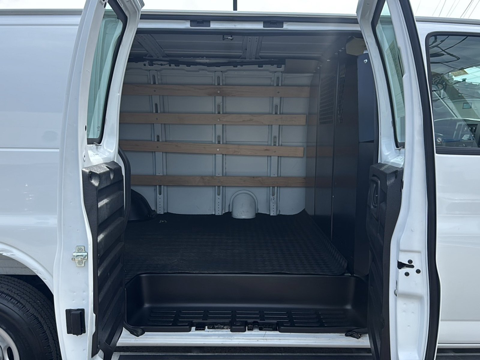 2025 Chevrolet Express Cargo Work Van - Photo 23