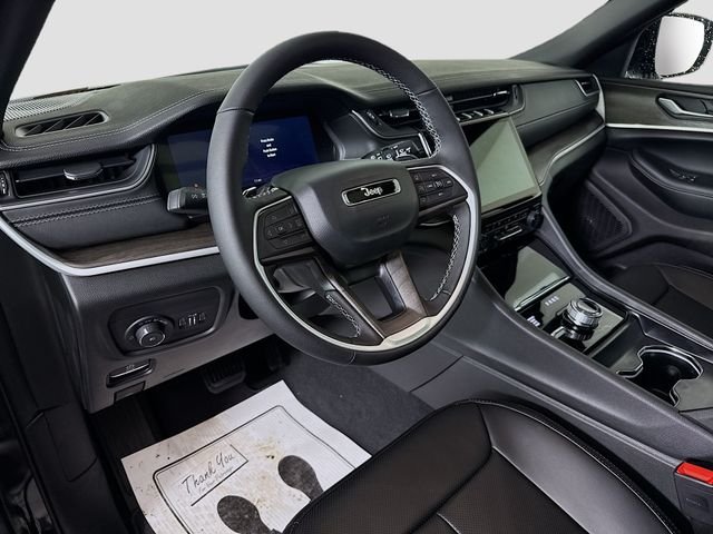 New 2025 Diamond Black Crystal Pearl-Coat Exterior Paint Jeep Limited image 9