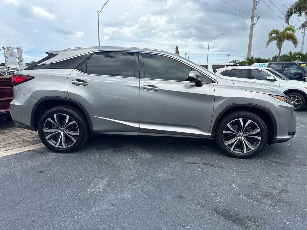 Used 2018  Lexus FWD image 4