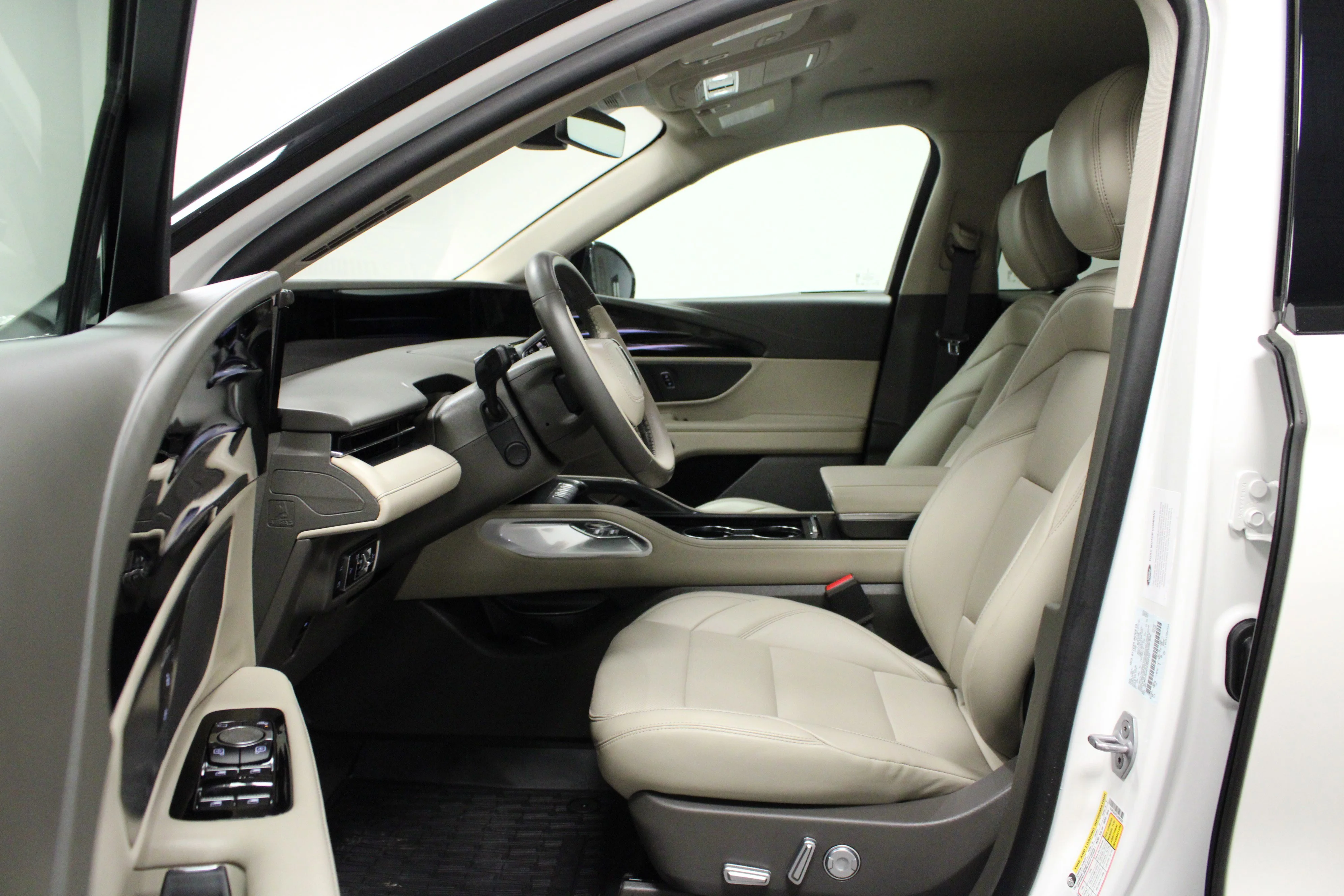 Used 2025 White Platinum Clearcoat Metallic Lincoln Premiere image 12
