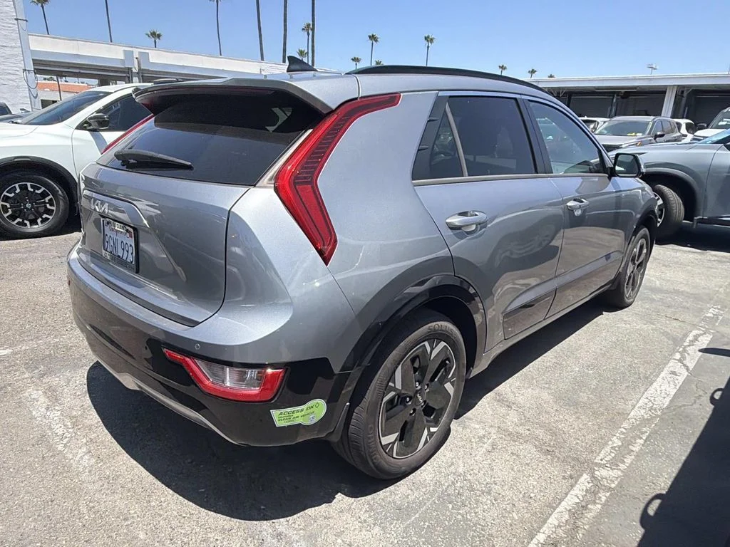 Used 2023 STEEL GRAY Kia Wind image 4