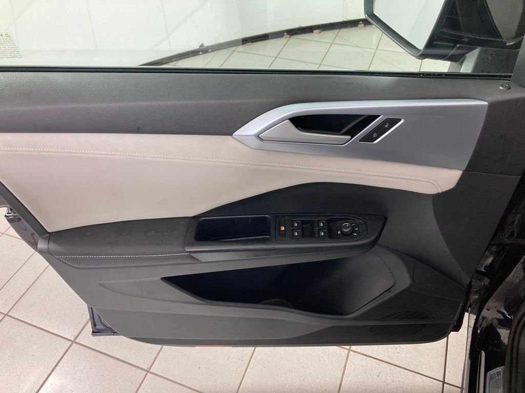 Used 2025  Volkswagen SE image 13