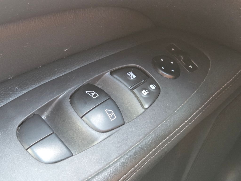 Used 2015 Gray Nissan SL image 29