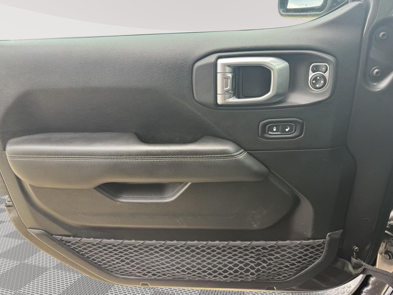 Used 2020 Granite Crystal Metallic Jeep Sahara image 14