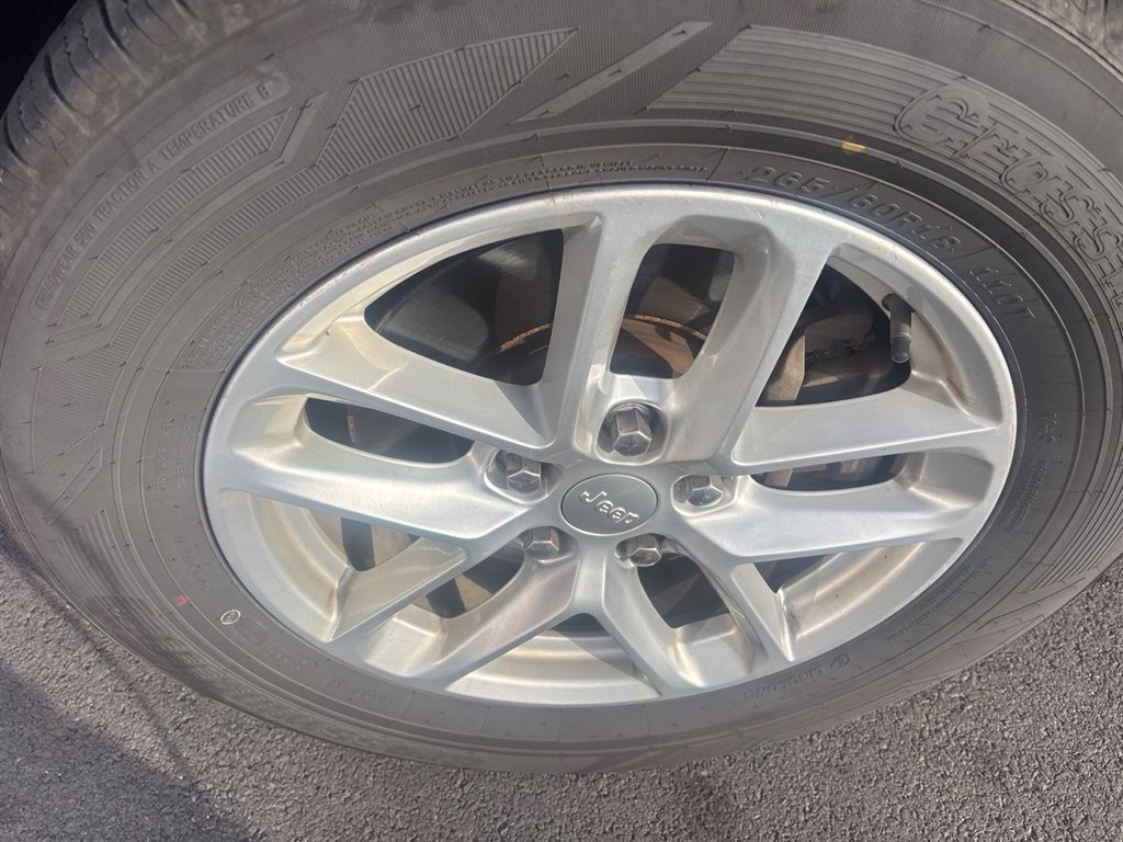 Used 2023 Gray Jeep Laredo image 17