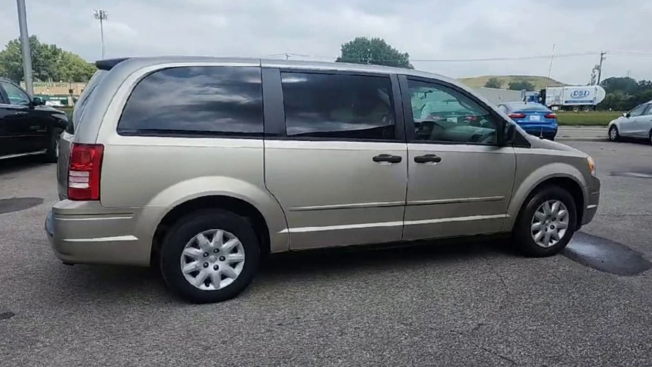 2008 Chrysler Town & Country LX photo 2