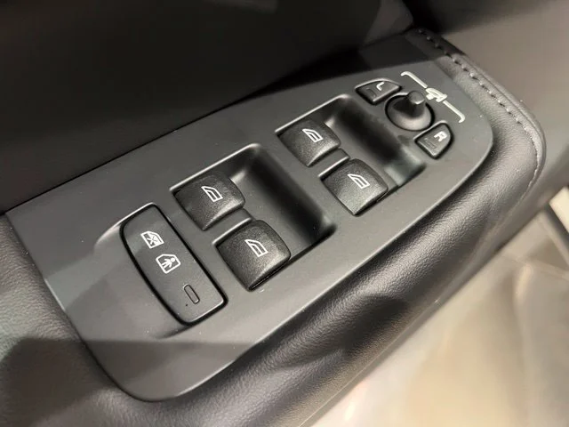 Used 2024 Onyx Black Volvo Plus image 11