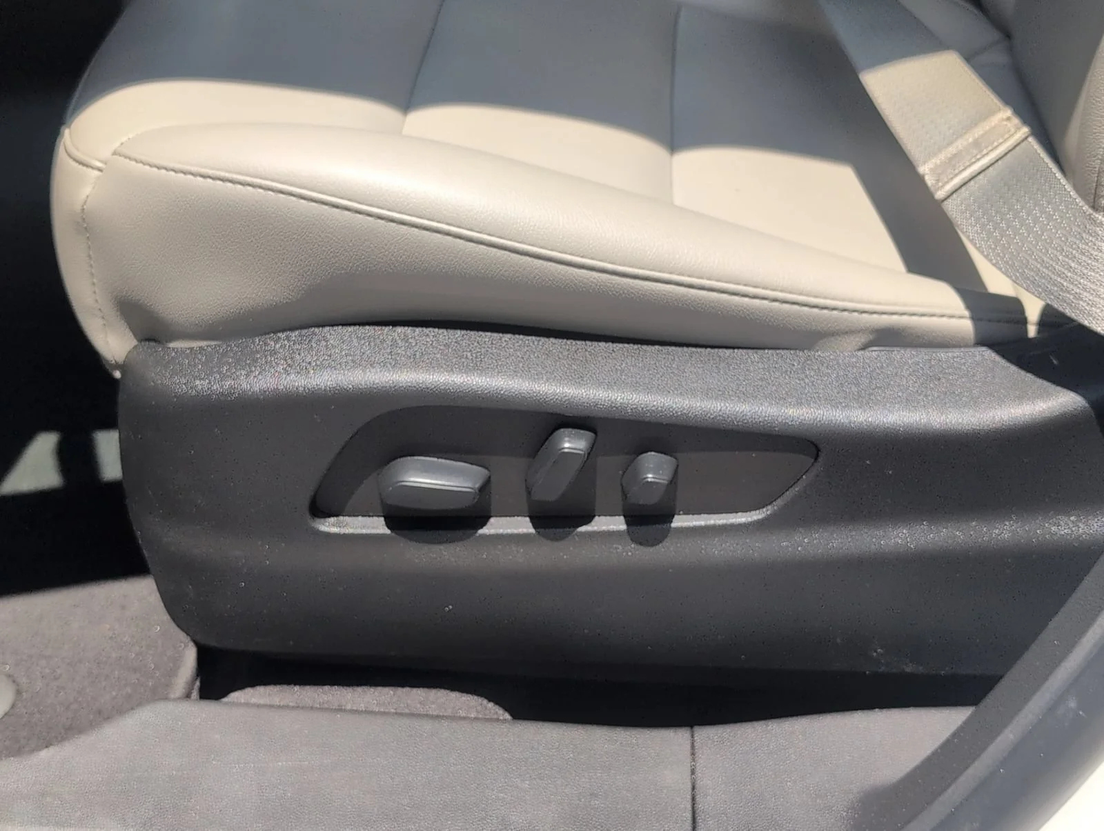 Used 2023 Crystal White Tricoat Cadillac Luxury image 14