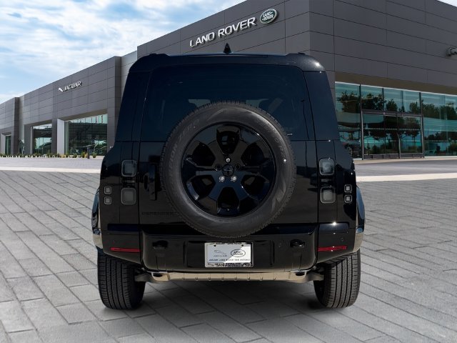 New 2026 Santorini Black Land Rover X-Dynamic SE image 4
