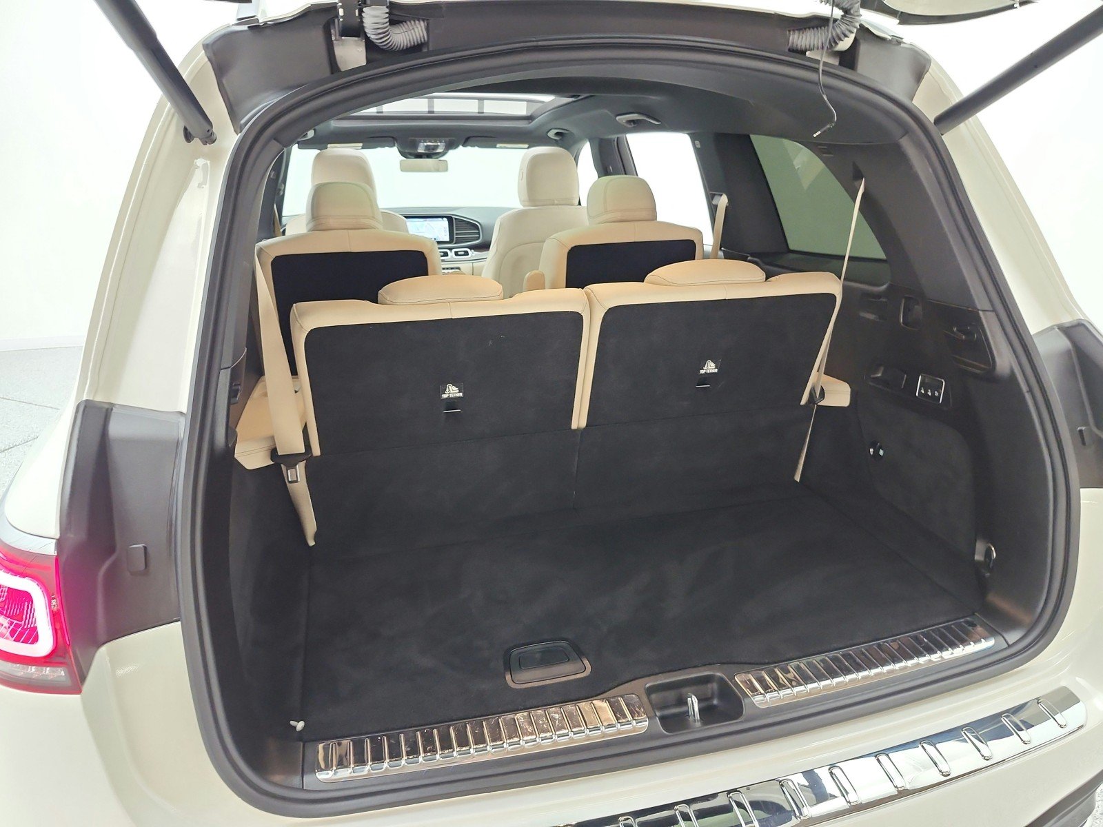 Used 2023 MANUFAKTUR Diamond White Metallic Mercedes-Benz GLS 450 4MATIC® SUV image 22