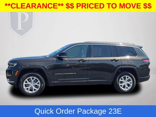 Used 2023  Jeep Limited image 12