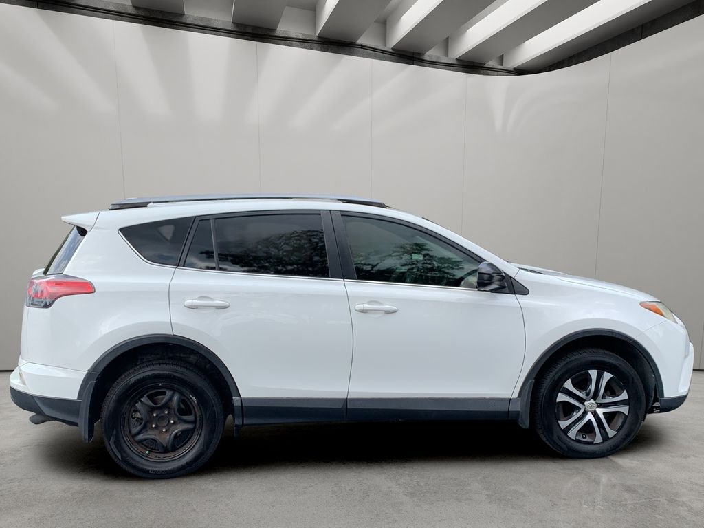 2017 Toyota RAV4 LE - Photo 6