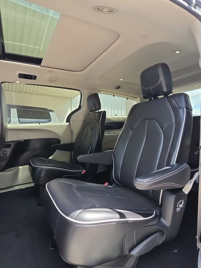 Used 2023 White Chrysler Limited image 23