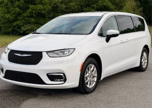 Used 2023 White Chrysler Touring L image 3