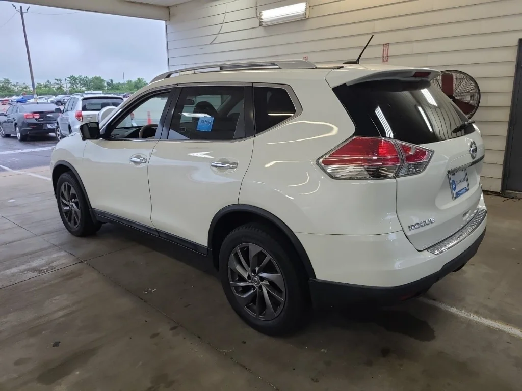 Used 2015 Pearl White Nissan SL image 3