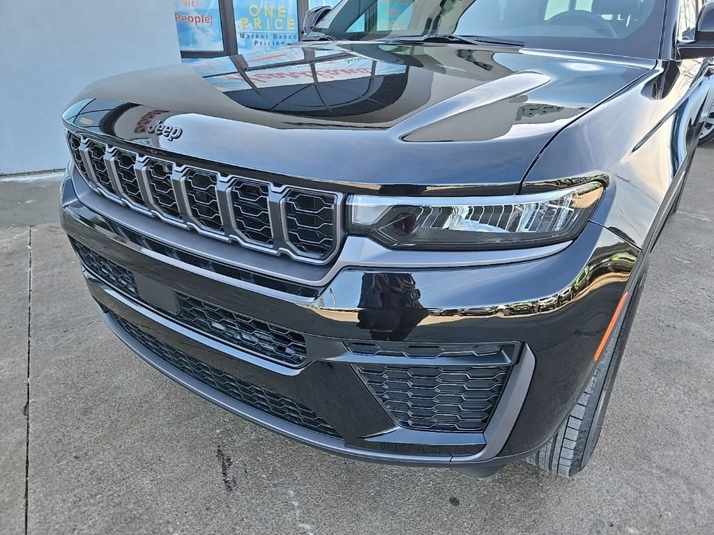 New 2026 Diamond Black Crystal Pearl-Coat Exterior Paint Jeep Altitude image 18