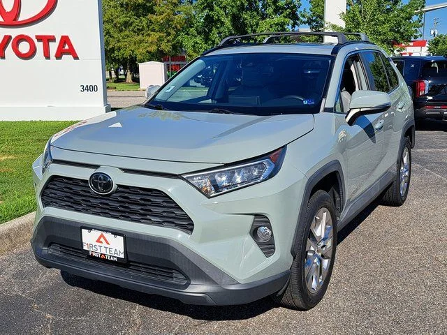 Certified Used 2020  Toyota XLE Premium image 2