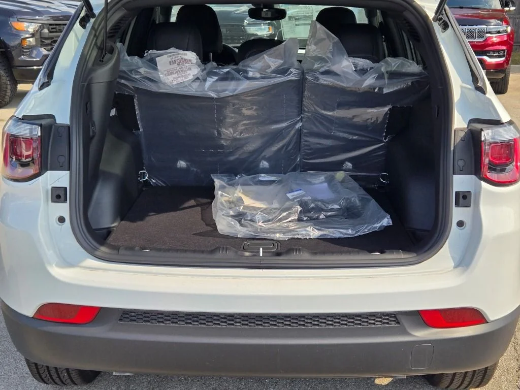 New 2026 Bright White Clearcoat Jeep Latitude image 12