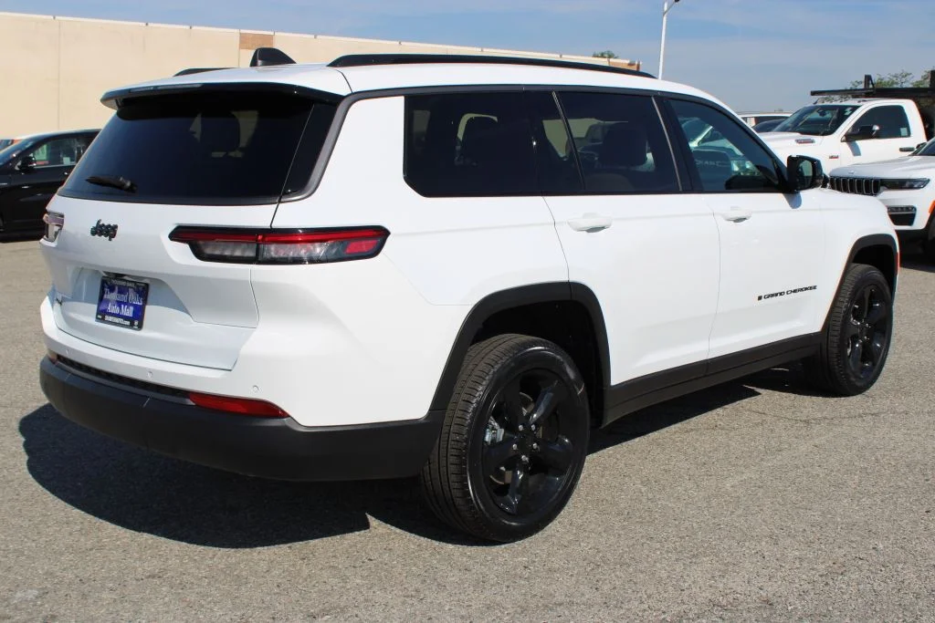 New 2026 Bright White Clear-Coat Exterior Paint Jeep Limited image 4