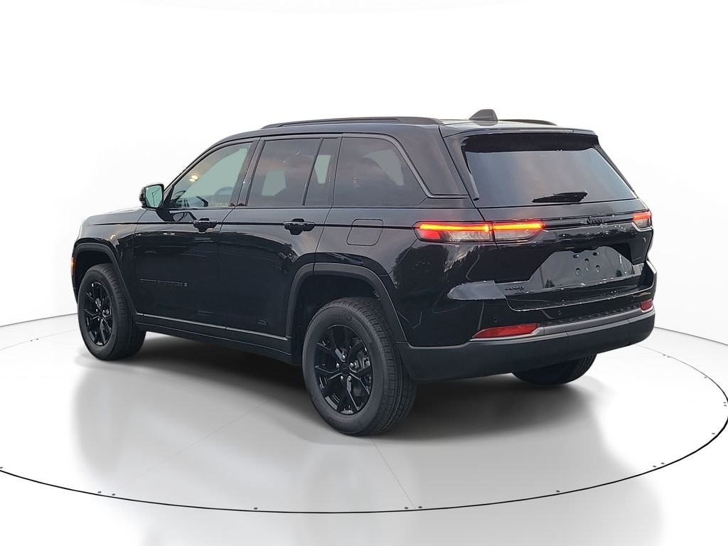 New 2026 Diamond Black Crystal Pearl-Coat Exterior Paint Jeep Altitude image 3