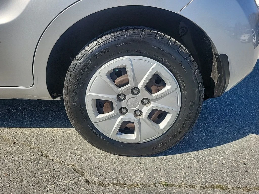 Used 2010 Silver Kia Base image 21