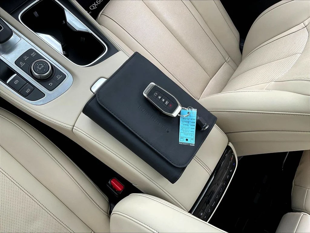 Used 2025 Black INFINITI LUXE image 37
